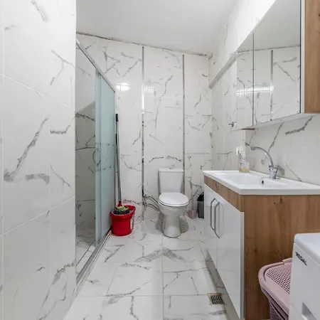 Centrally Located 2 Bedroom Apt With Netflix